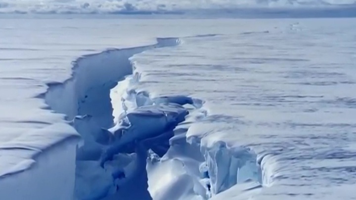 От Антарктиды откололся огромный айсберг: есть ли угроза