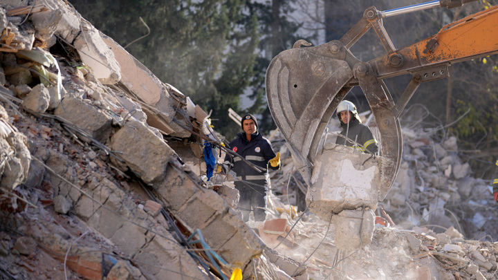 Живых людей находят под завалами спустя двое суток после землетрясения в Турции