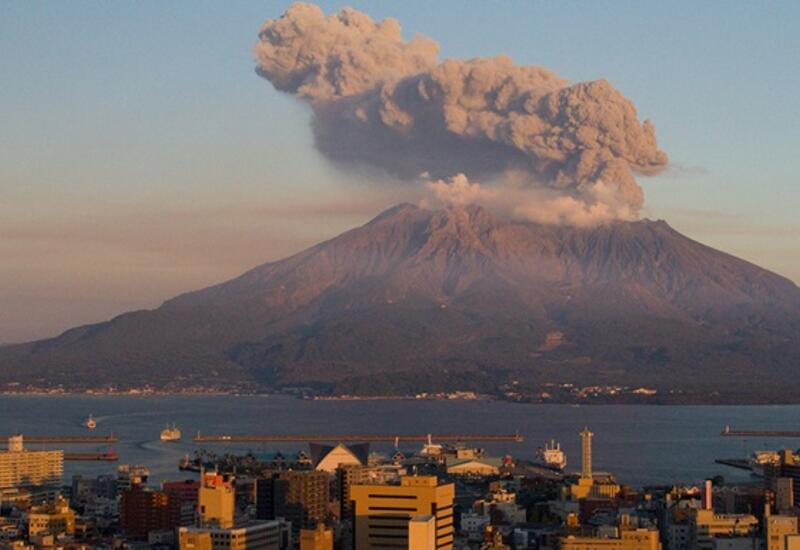 Один из самых активных вулканов начал извергаться в Японии
