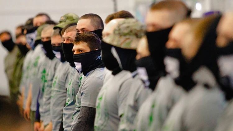 Как батальоны футбольных фанатов сражаются за Россию: непримиримые враги стали боевыми братьями на благо Родины