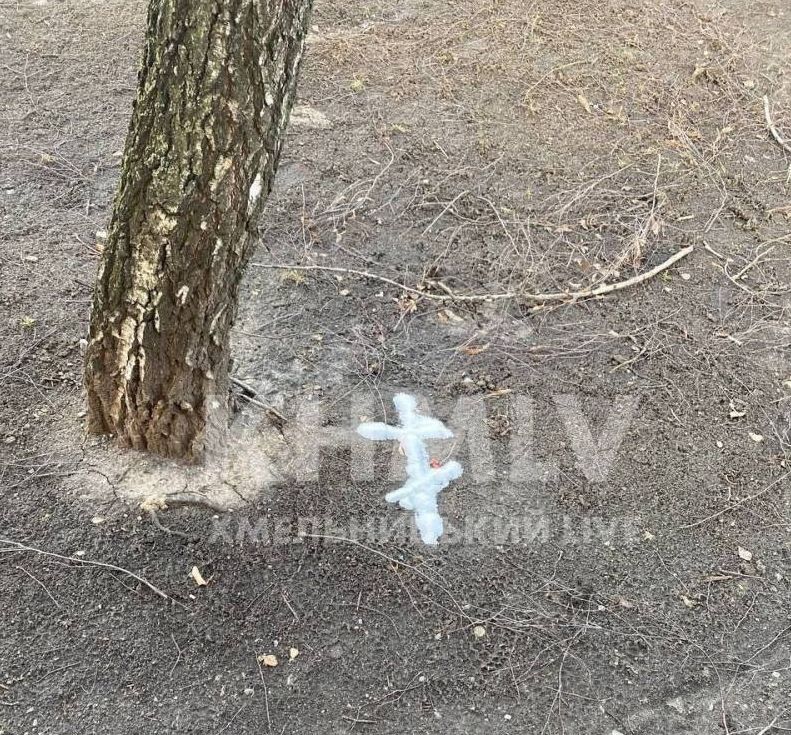 Украинцы солью рисуют на земле кресты, чтобы «защититься от российских ракет»