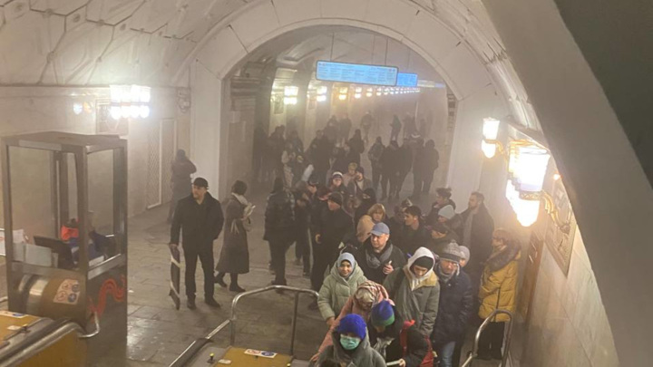 На станции московского метро загорелся поезд