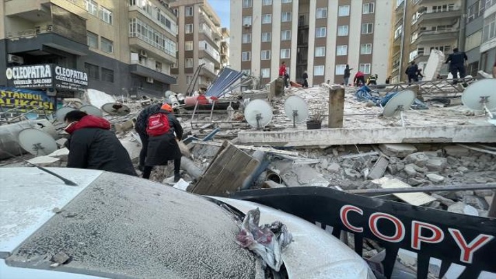 Шестиэтажное здание обрушилось в Турции – идет поиск пострадавших