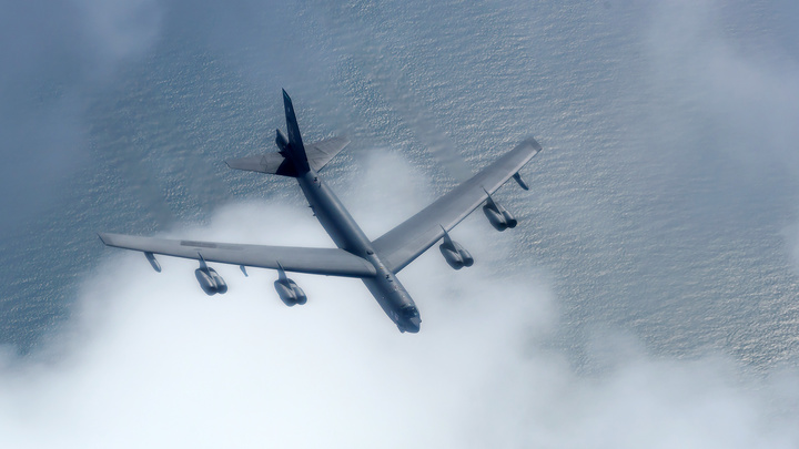 Американский бомбардировщик B-52H совершил маневры у границ России