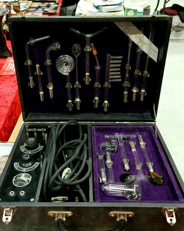 1899 год. Аппарат для дарсонвализации. Чемодан доктора, который лечил своих больных электричеством.