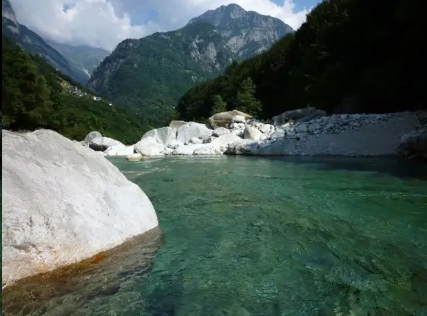 Самая чистая река в мире, в которой нет ничего живого
