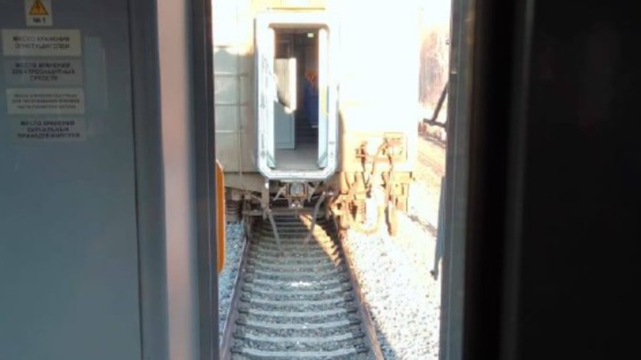 У поезда на ходу отцепился вагон-беглец с пассажирами