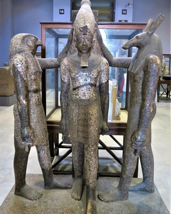 В Каирском музее выставлена композиция: статуи Хорса, Сета и фараона Рамзеса III