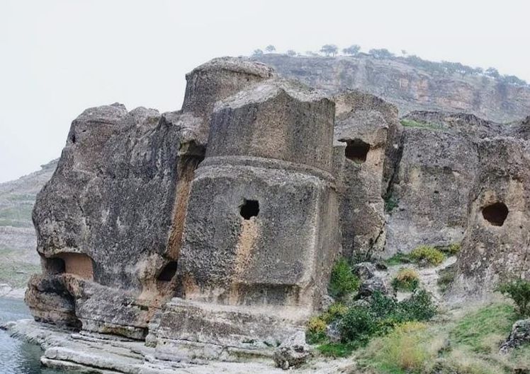 Мегалитическая крепость в скалах, созданная при помощи совершенных технологий