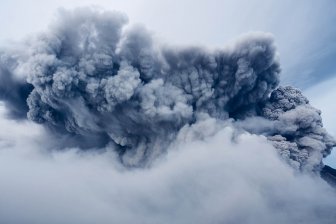 Извержение вулкана Тонга вывело из строя спутники на другом конце света