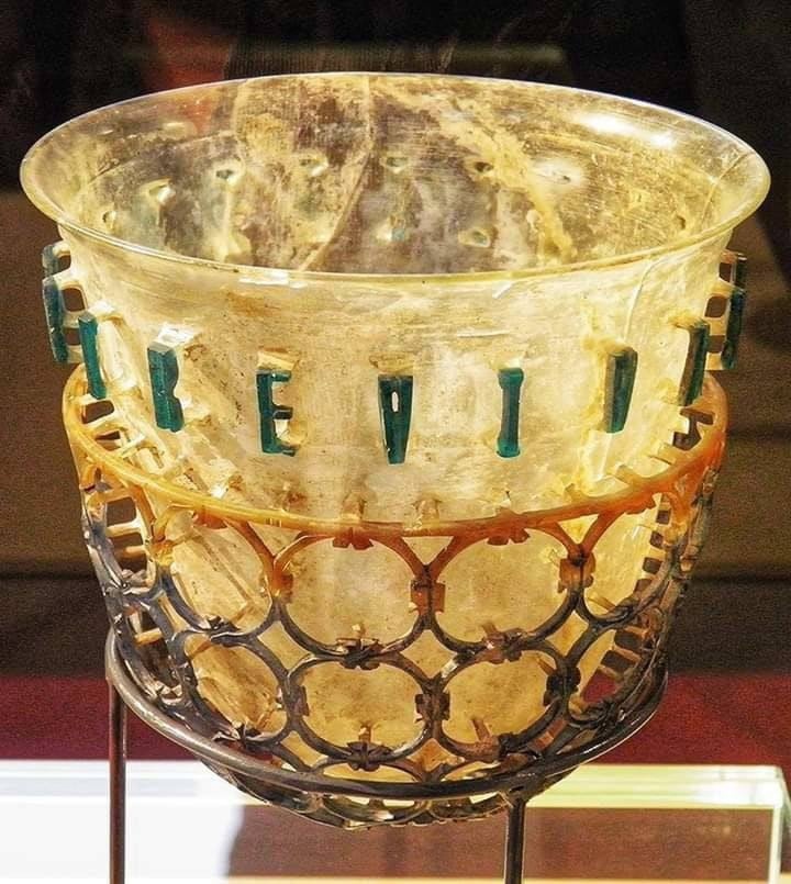 Древнеримская чаша с надписью Bibe vivas multis annis — «Пей и живи много лет». Милан, Археологический музей