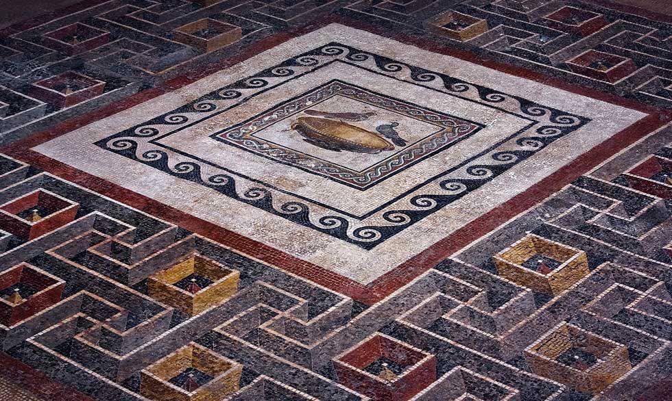 Деталь римской мозаики перистиля Domus Romana на Мальте, демонстрирующая поразительный трехмерный эффект!