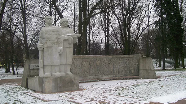 Житель Польши спас советский памятник, перенеся его на свой участок