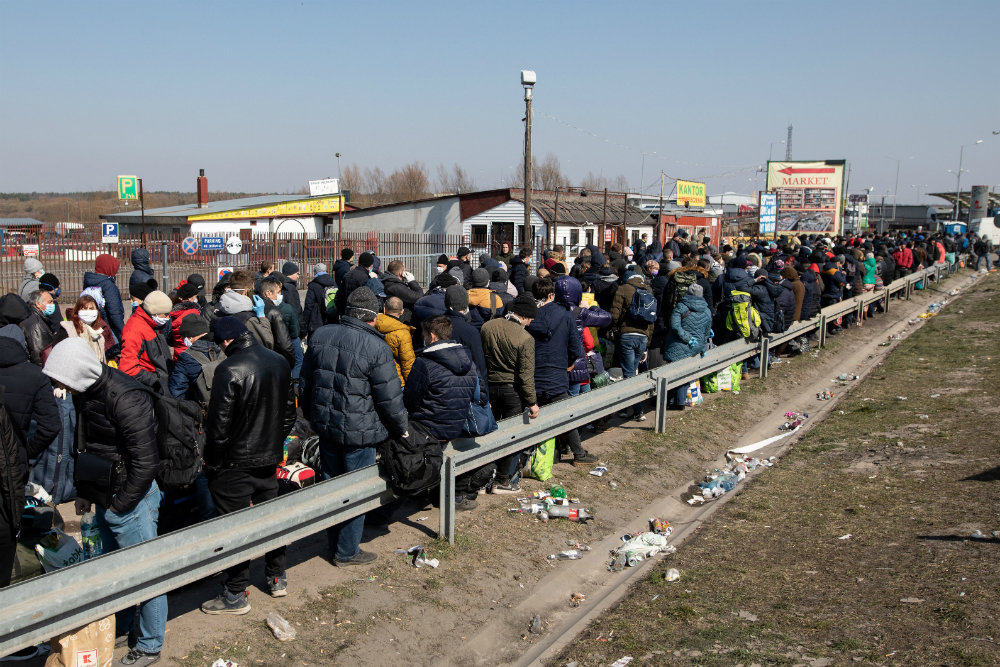 Украинцы образовали многокилометровые очереди на границе с Польшей