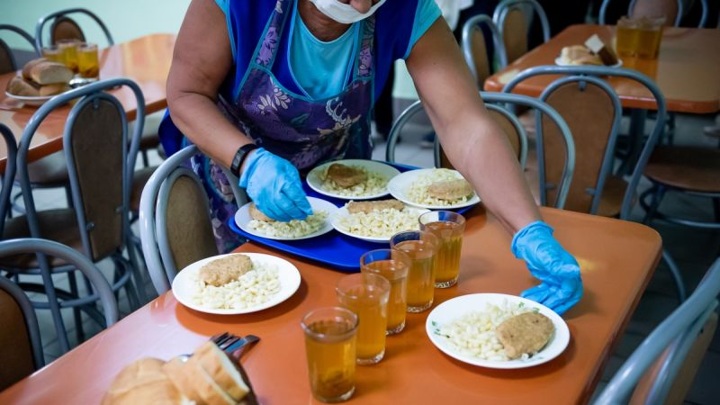 Всех учеников младших классов в России обеспечат горячим бесплатным питанием