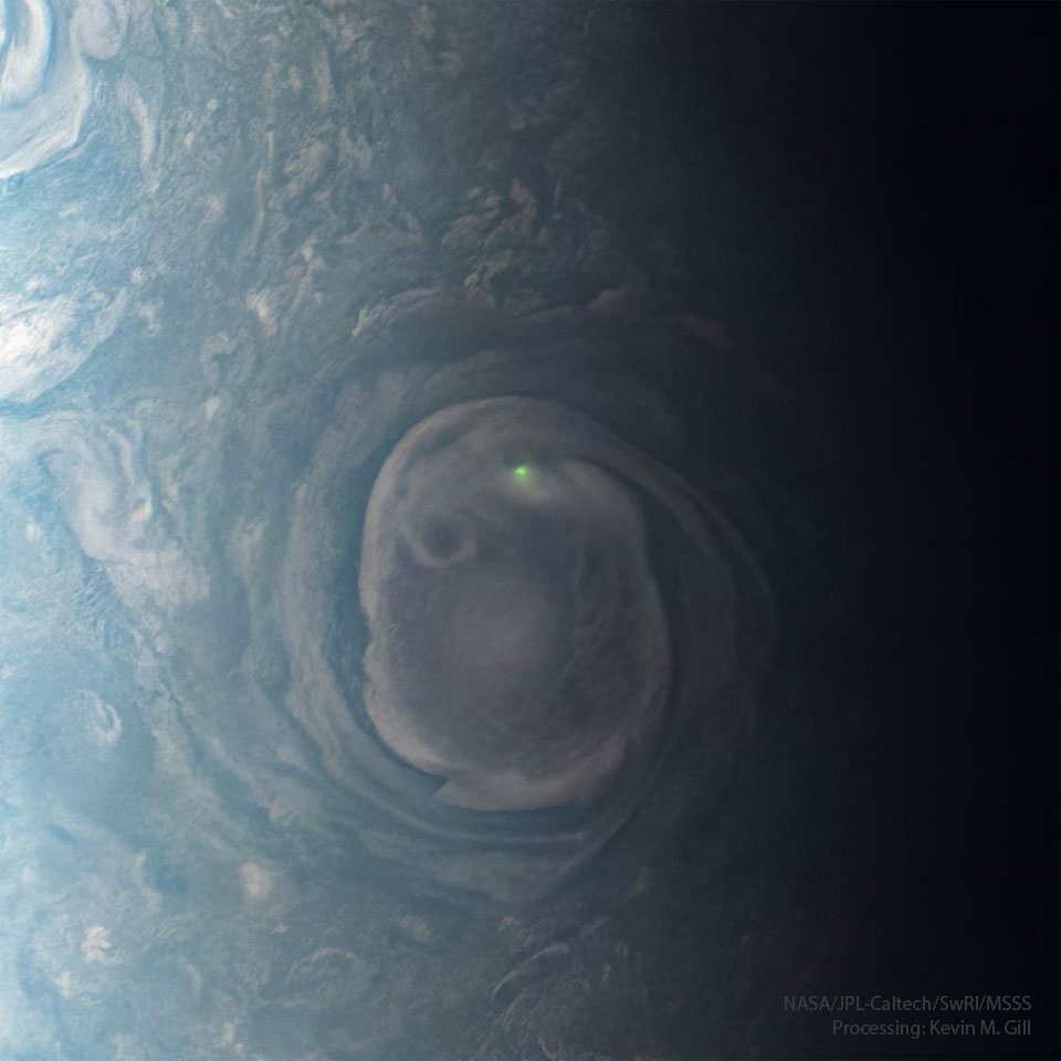 изображения молний на Юпитере