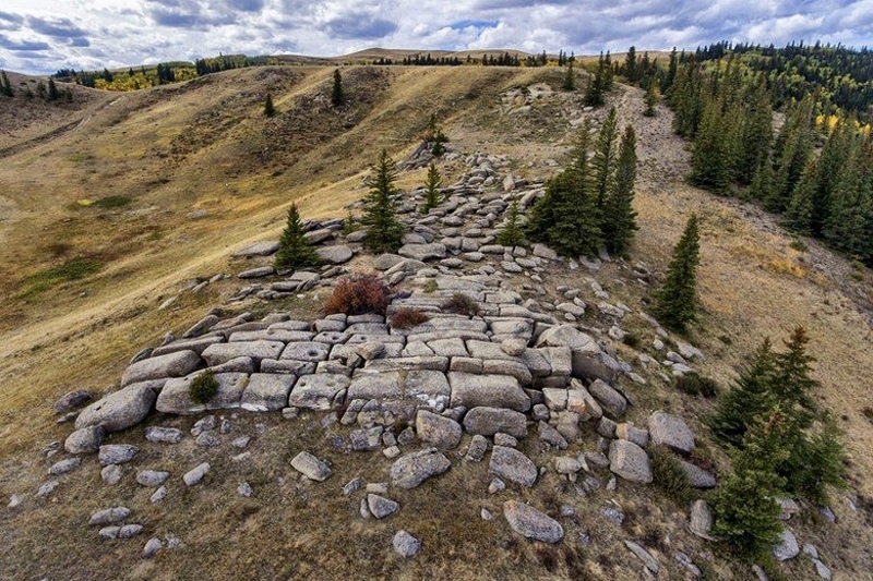 Каменное сооружение в Саскачеване: Природное творение или дело рук человека?