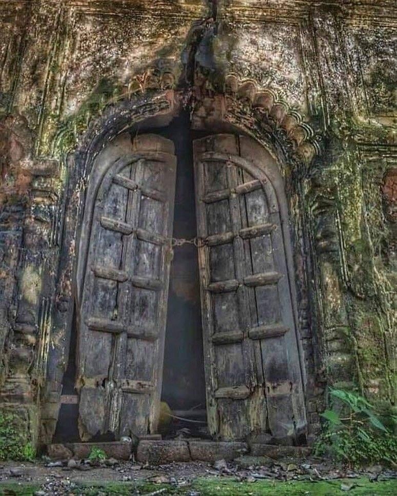 Дверь в древний заброшенный храм в округе Пурулия индийского штата Западная Бенгалия.