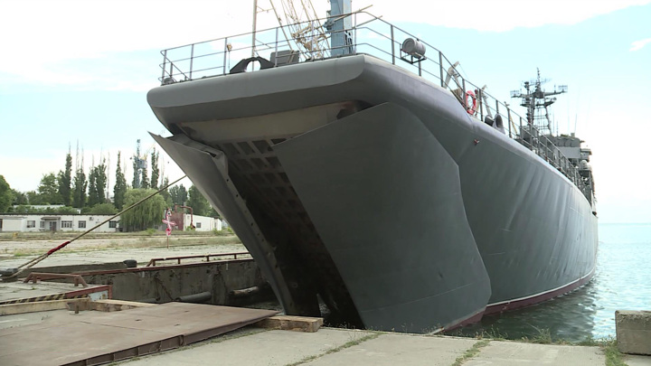 В Крым на подмогу туристам прибыли большие десантные корабли
