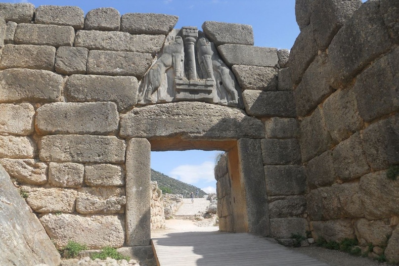 «Львиные ворота» — входные ворота акрополя Микен (Греция). Построены в середине XIII века до н.э.