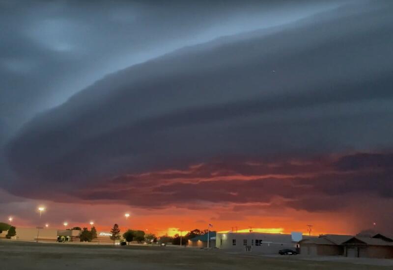 Видео шельфового облака, проходившего над городом в Арканзасе, США