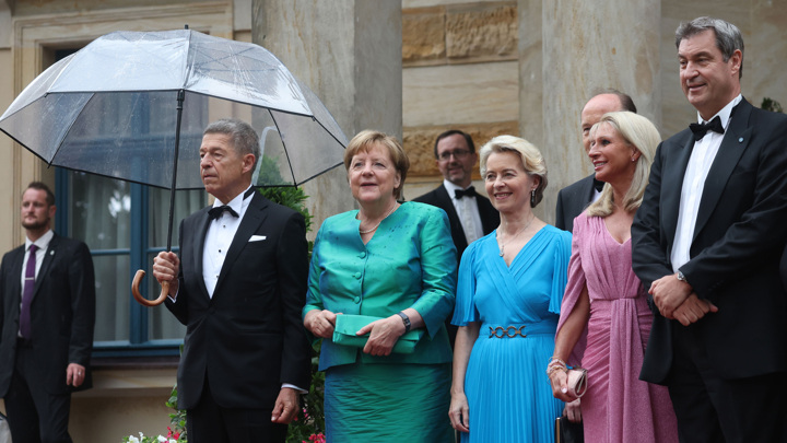 Муж Меркель не поделился с ней зонтом
