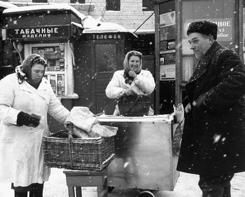 1959 год, СССР, Москва, Ярославский вокзал, торговля пирожками