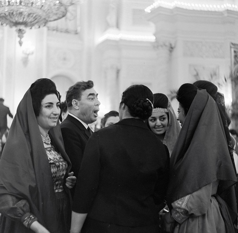 Леонид Ильич Брежнев с участницами Всемирного конгресса женщин, Москва, СССР, 1963 год.