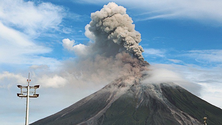 Вулкан Эбеко на Камчатке выбросил трехкилометровый столб пепла