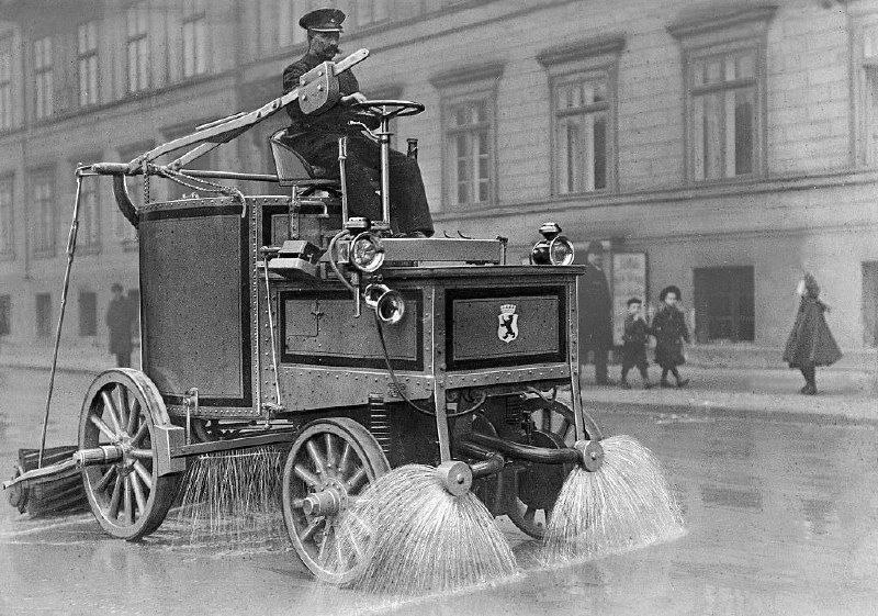 Электрическая машина для уборки улиц. Берлин, 1907 год.