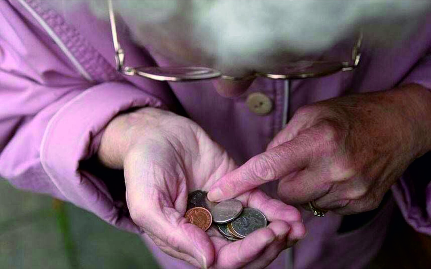 За 35 лет стажа женщине назначили лишь минимальную пенсию