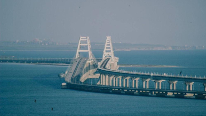 На Крымском мосту закрыли движение автотранспорта