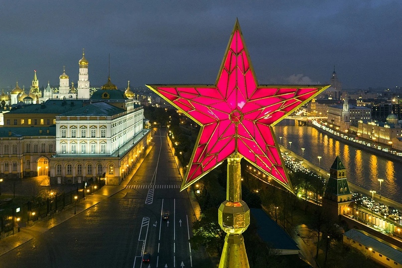 С коммунистическим приветом. Как звезды на башнях Кремля сменили орлов