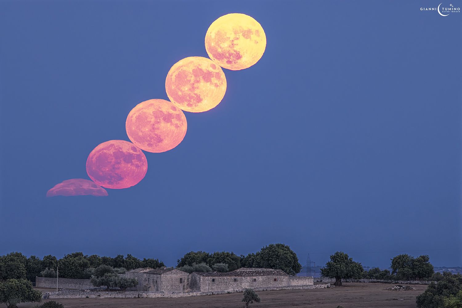 Восход Луны над восточным горизонтом и грядой облаков, серии снимков, сделанных из Рагузы на Сицилии.