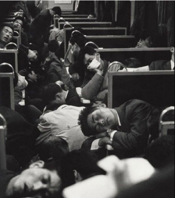 японцы ранним утром едут на работу , 1964 год ..