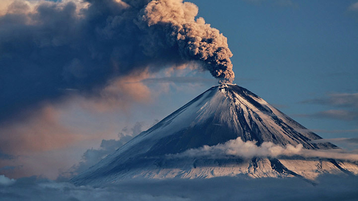 Вулкан Ключевской выбросил столб пепла высотой 10 километров