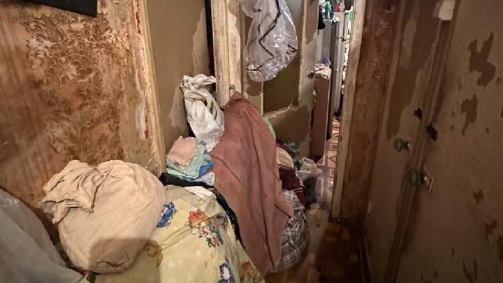 Травмированного младенца нашли в захламленной московской квартире