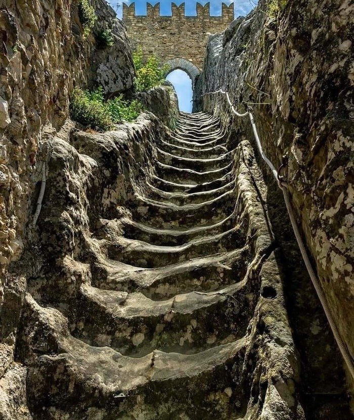 Изношенная лестница, высеченная в камне, датируемая 11 веком нашей эры, ведущая к замку Сперлинга на Сицилии, Италия