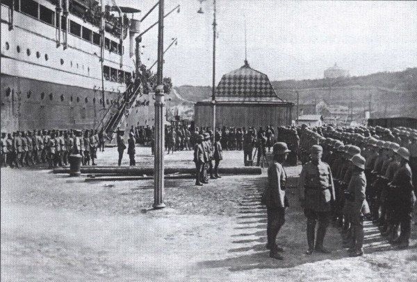эвакуация германских войск в Южной бухте Севастополя.