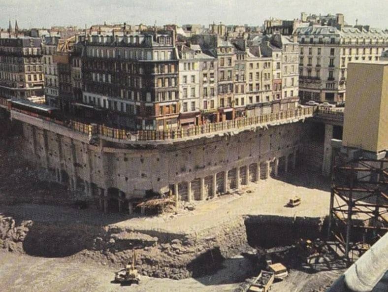 Закопанный Париж.