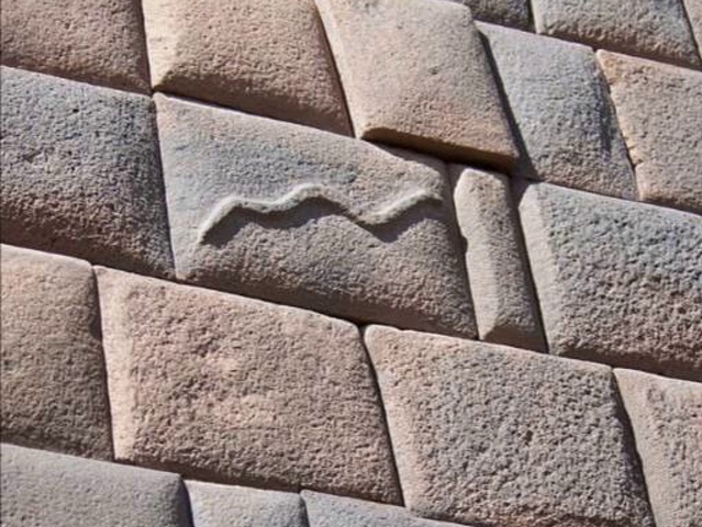 На некоторых мегалитических и полигональных постройках в Перу заметны вырезанные символы змей