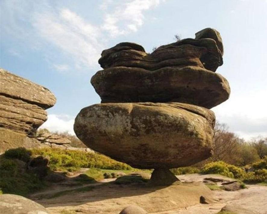 Уникальная 200-тонная каменная скала балансирует на крошечном основании.