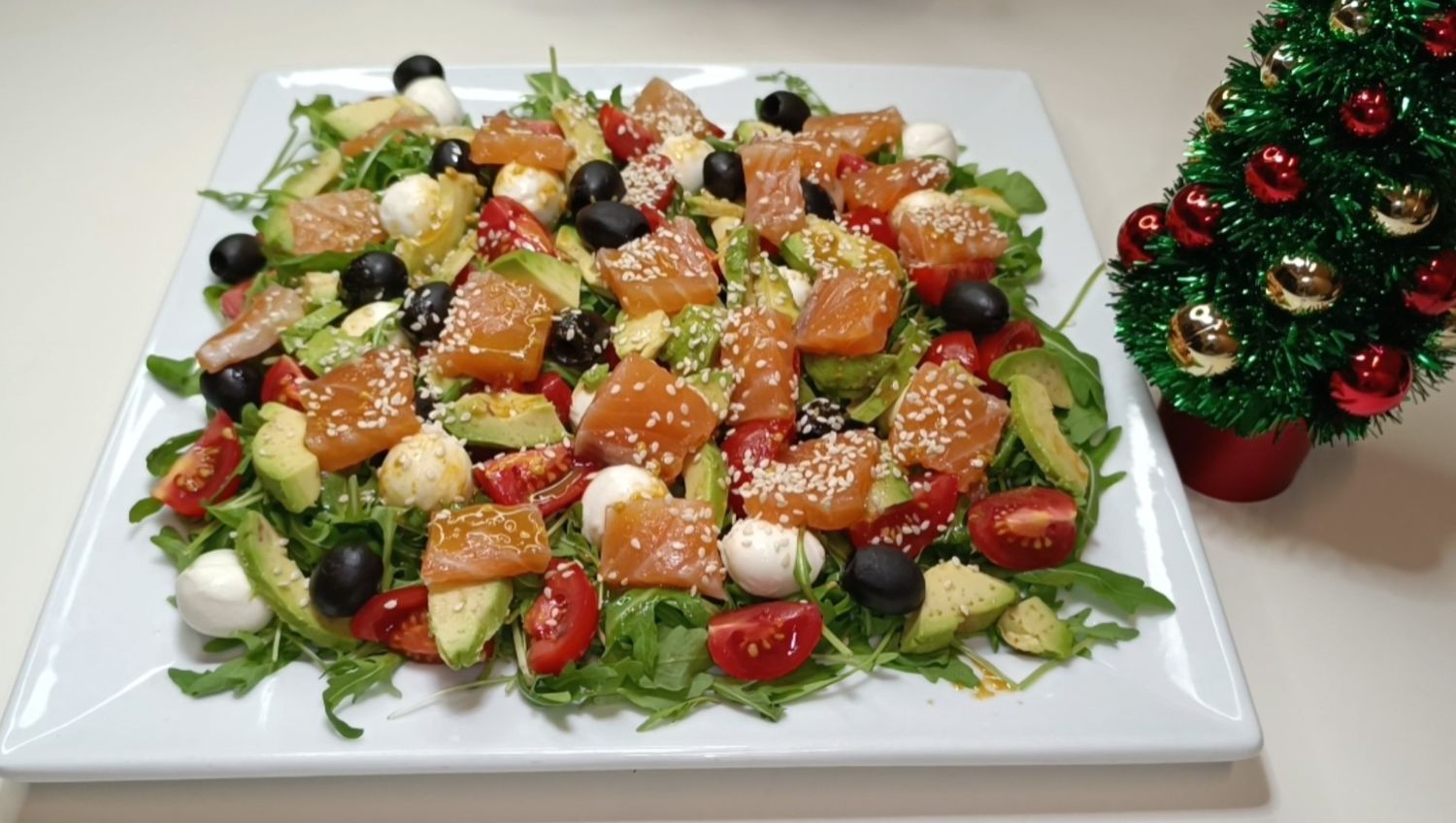 Вкуснейший салат на Новый год: Идеальное сочетание красной рыбы и авакадо!