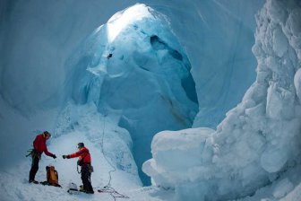 Талая вода сохраняется под ледниками Гренландии даже зимой