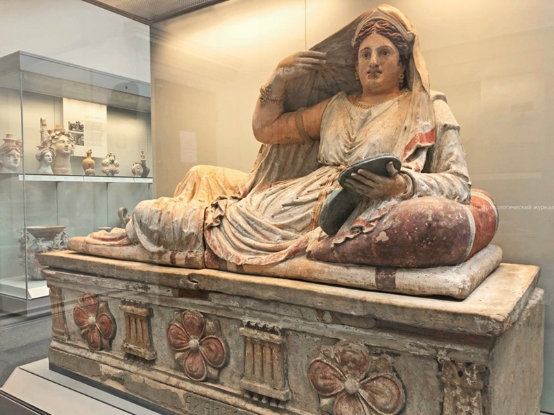 раскрашенный глиняный саркофаг
