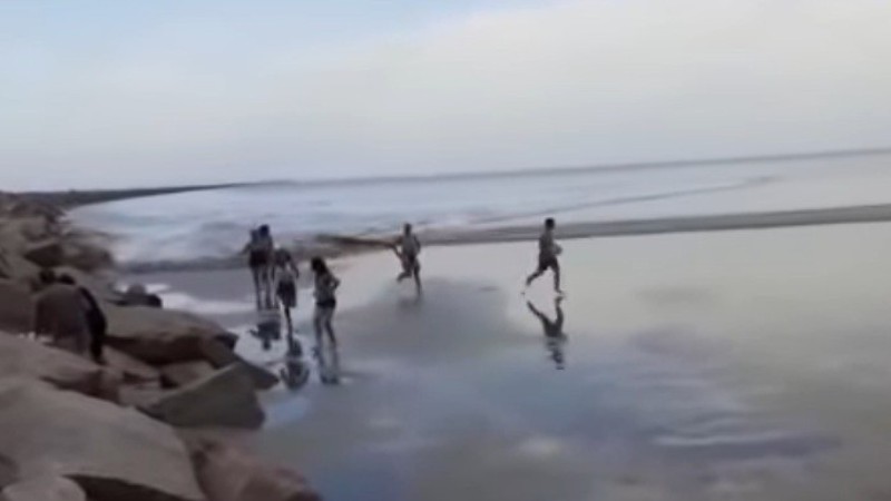 На бразильский пляж обрушилось метеоцунами: опубликованы кадры происходящего