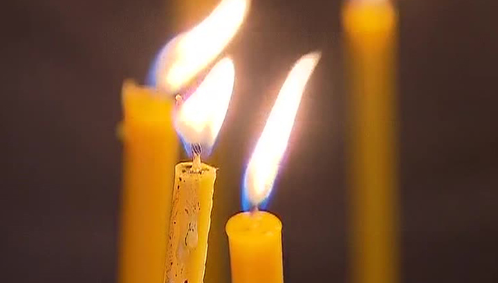 РПЦ предлагает верующим в праздничную ночь зажечь свечи
