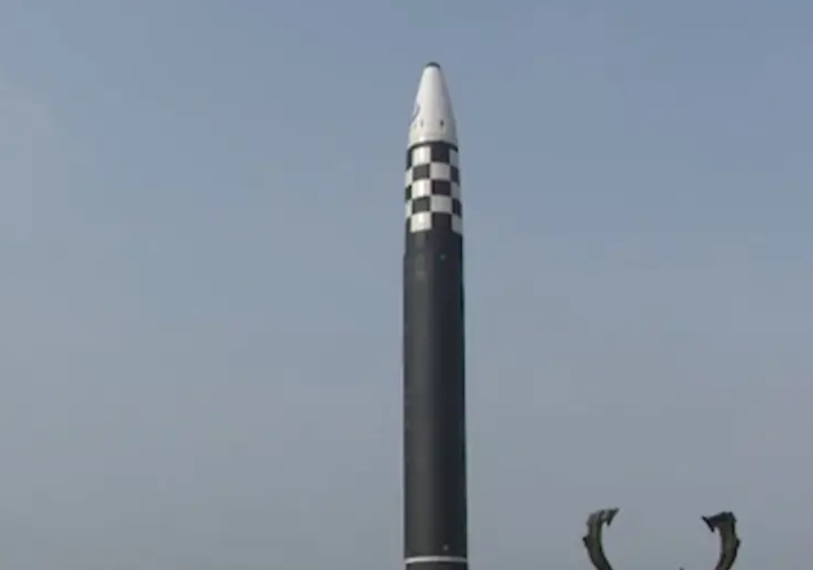 Северная Корея запустила баллистическую ракету с гиперзвуковой боеголовкой большой дальности