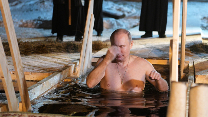 Путин в Крещение окунулся в прорубь