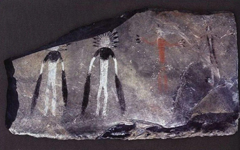 Таинственные 5,000 летние рисунки с внеземными фигурами обнаружили на Алтае.